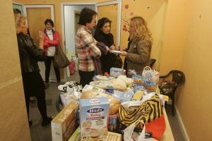 Primeros lotes de alimentos recogidos por la iniciativa solidaria 'Ningún niño sin cenar'. :: LUIS SEVILLA/