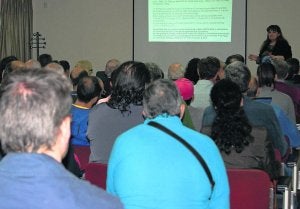 Ana González, ayer, durante su exposición sobre el kiwi. :: L. I. A./