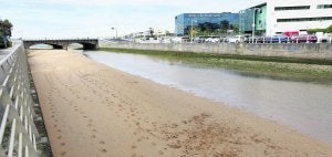 Acumulación de arena en la margen izquierda del río Piles, cerca de su desembocadura. :: JORGE PETEIRO/