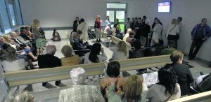 Sala de espera de traumatología repleta de pacientes. Los fallos en el sistema informático a la hora de concatenar pruebas en radiología provocó demoras y aglomeraciones. :: MARIO ROJAS/