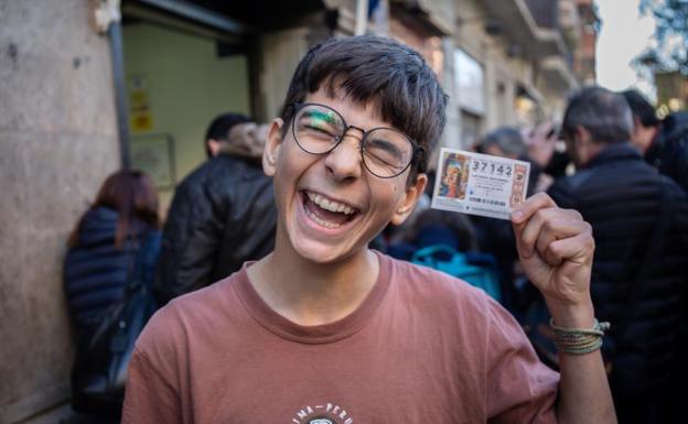 Cosmin, el niño de 15 años que compró un día antes el décimo ganador del Sorteo del Niño