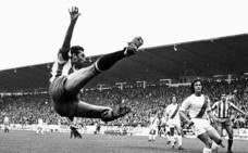 La mítica imagen de ‘El Brujo’ en un partido contra el Rayo Vallecano en El Molinón el 31 de octubre de 1976./Ubaldo Puche