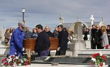 El círculo más íntimo de Quini se le dio el último adiós en el cementerio avilesino de La Carriona./FOTOS: DAMIÁN ARIENZA