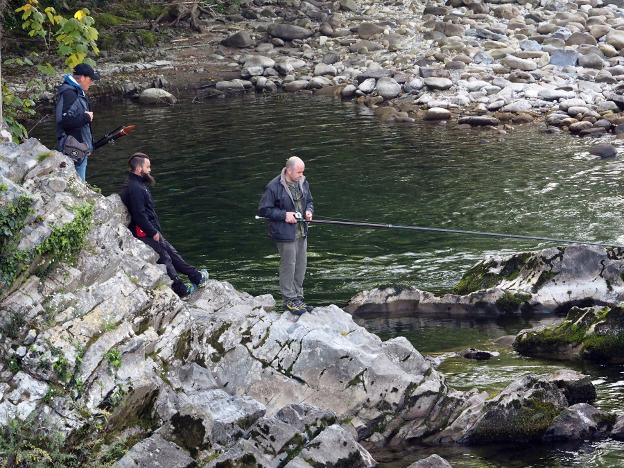 Hosteleros Y Pescadores Se Oponen A La Pesca Sin Muerte Del Salmon Y Piden Legalizar La Venta El Comercio