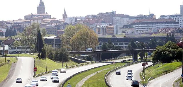 La transformación de la entrada a Oviedo ante Santullano prevé modificar la trayectoria del colector Sur. /  ALEX PIÑA
