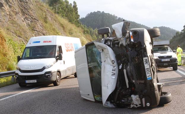 Un Accidente Corta La A8 A La Altura De Soto Del Barco El Comercio