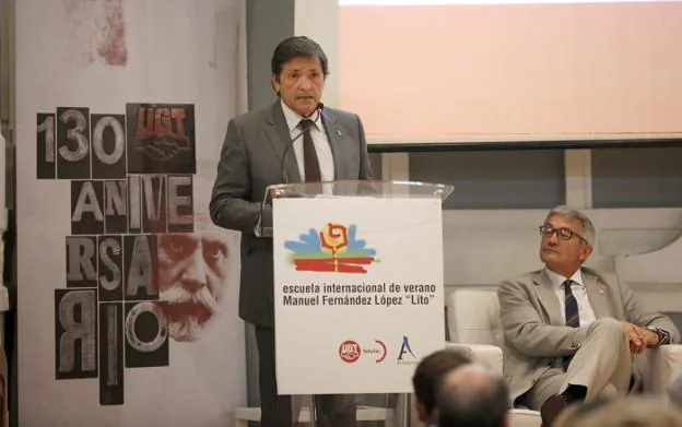 Un momento de la intervención de Javier Fernández, ayer, durante la inauguración de la Escuela de Verano de UGT en el Antiguo Instituto. A su derecha, el rector de la Universidad de Oviedo, Santiago García Granda, otro de los participantes en el acto / PALOMA UCHA