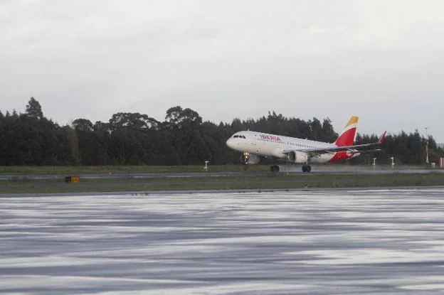 Una aeronave de Iberia toma tierra en el aeropuerto asturiano, en una imagen de archivo. / MARIETA