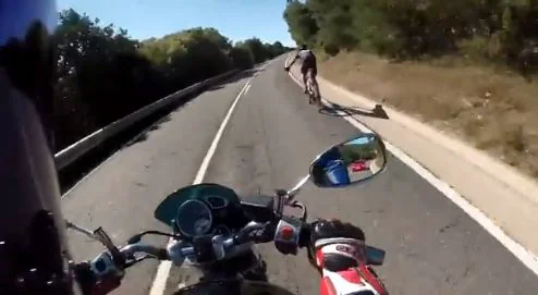 ciclista adelantado por moto