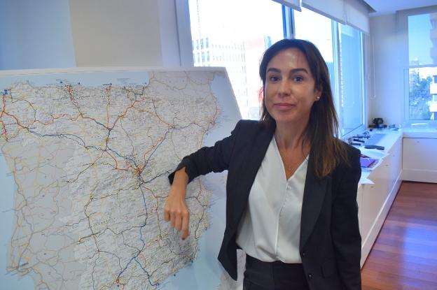 La presidenta de Adif, con el mapa de la alta velocidad de España en su despacho en Madrid. / IÑAKI MARTÍNEZ