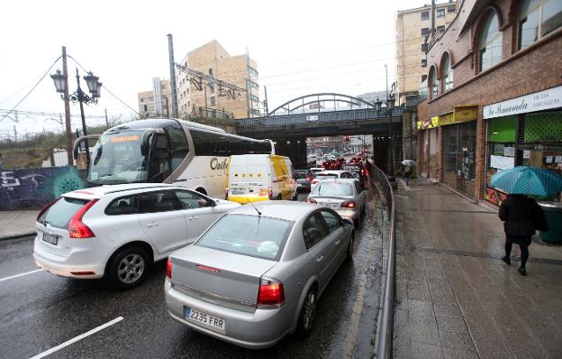 Los atascos son habituales para salir o entrar a Ciudad Naranco por el puente de Nicolás Soria, que soporta treinta y ocho mil circulaciones diaria. /  ALEX PIÑA