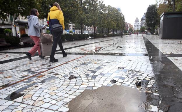 El Ayuntamiento ha echado una capa de cemento en los agujeros que había en el paseo del Bombé. / FOTOS DE ALEX PIÑA