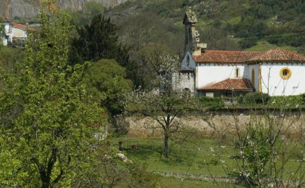 Una imagen de la cantera de Cárcaba, al fondo, con la iglesia al frente en Priorio. / MARIO ROJAS