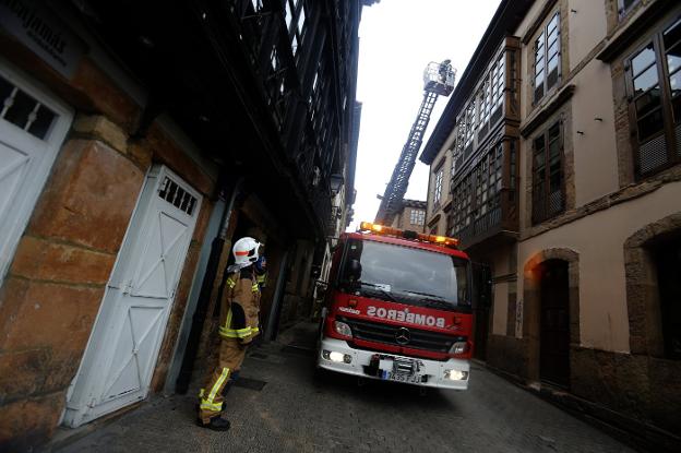 Los bomberos sofocan un incendio en una vivienda en San Isidoro | El