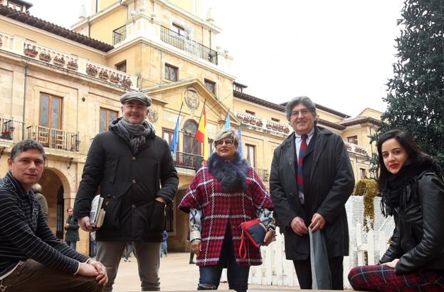 Cinco representantes de la sociedad ovetense desean un 'Feliz Año' en la plaza del Ayuntamiento. / FOTOS DE ALEX PIÑA
