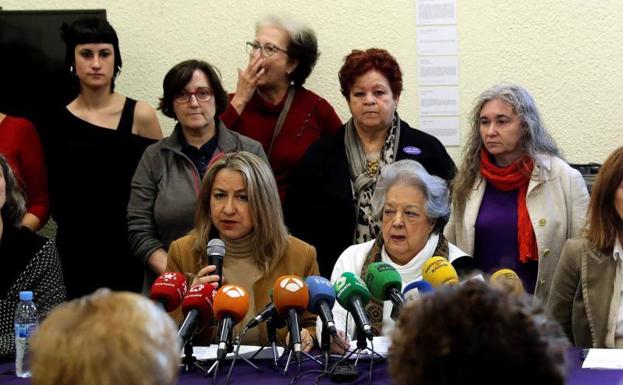 La presidenta de Mujeres Progresistas, Yolanda Besteiro y la cofundadora y presidenta de la Federación Nacional de Asociaciones de Mujeres Separadas y Divorciadas, Ana María Pérez del Campo, durante la rueda de prensa ofrecida en Madrid. 
