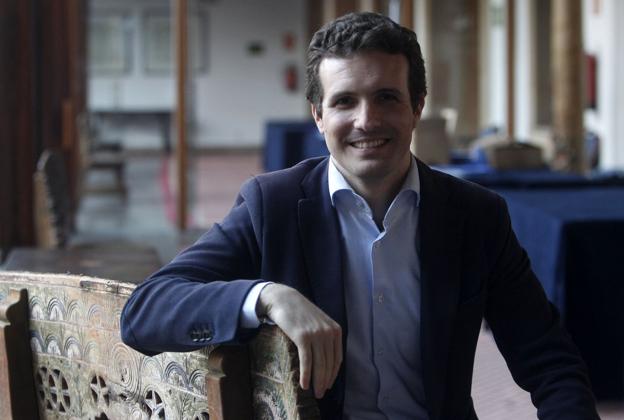 Pablo Casado, en el hall del hotel de la Reconquista, donde el viernes presentó a Teresa Mallada y Alfredo Canteli como candidatos al Principado y a la Alcadía de Oviedo. / P. LORENZANA