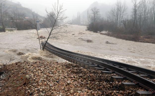 Cabañaquinta. El desbordamiento del río Aller se llevó por delante toda la base de balasto de la vía de ancho métrico de la línea Baiña-Collanzo, que discurría a escasos metros del cauce en las proximidades de Cabañaquinta. A consecuencia de ello y de la solidez de las soldaduras, un tramo de cerca de 200 metros de vía ha quedado suspendido en el aire. 