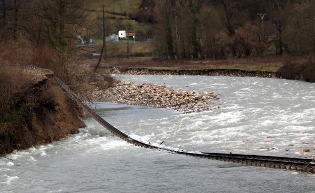 El transporte de mercancías de Feve fuera de Asturias, en riesgo de suspenderse «meses»