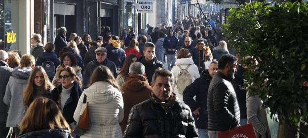 La calle Uría marca la frontera, al oeste, hacia Asturias,los ingresos anuales son 5.000 euros superiores a los la zone este del centro. / M. R.