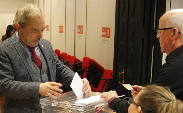 El PSOE de Oviedo coloca a sus ediles en los cinco puestos de salida de la lista electoral