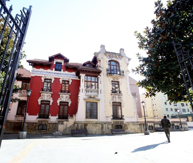 La Fundación Gustavo Bueno ocupa el palacete, antiguo Sanatorio Miñor. / ÁLEX PIÑA