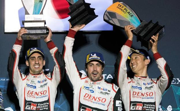 Fernando Alonso, en el centro, junto a Buemi (izda.) y nakajima (dcha.), ganadores de las 1000 milas de Sebring./EFE