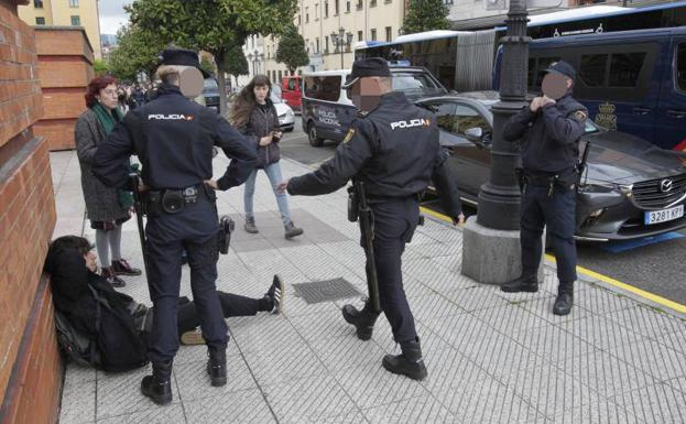 Efectivos de Policía, durante la intervención./Mario Rojas