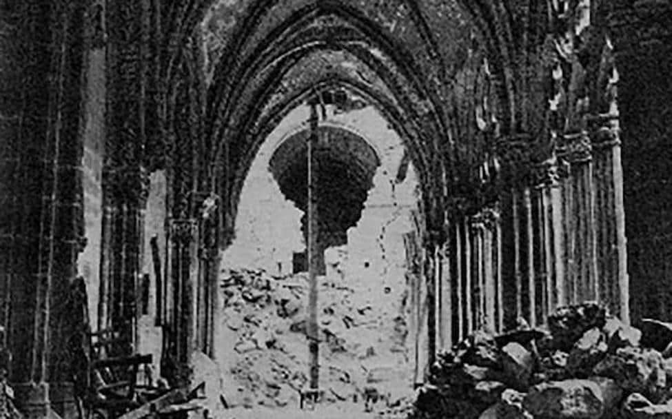 Una vista del claustro de la Catedral, tras la voladura del 34./E. C.