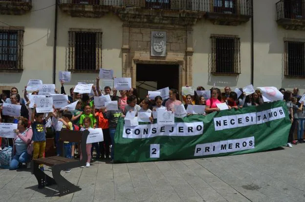 Los Cangueses Exigen Un Aula Más De Primaria En El Maestro Casanova ...