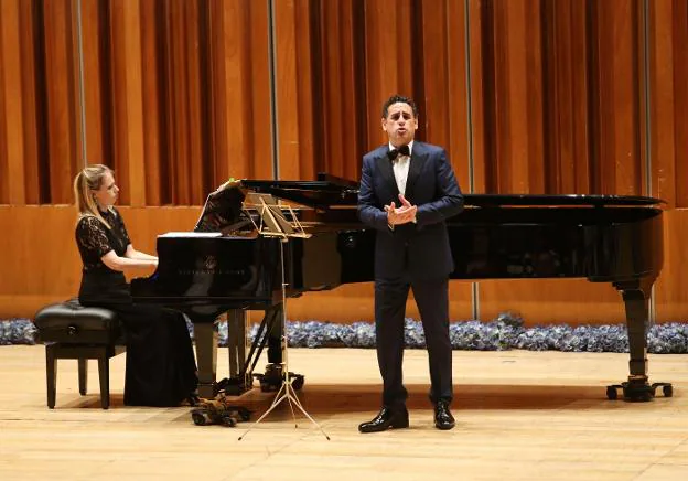 Juan Diego Flórez, considerado uno de los mejores tenores del mundo, ayer sobre el escenario del Auditorio Príncipe y acompañado al piano por Cécile Restier. /  FOTOS: ÁLEX PIÑA