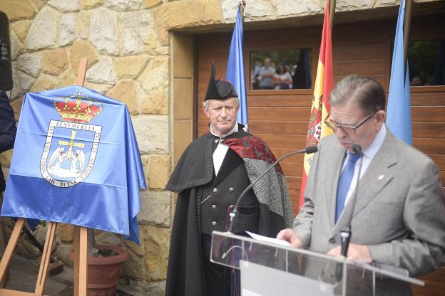 Discurso de Canteli ante la atenta mirada del homenajeado. / H. Á.