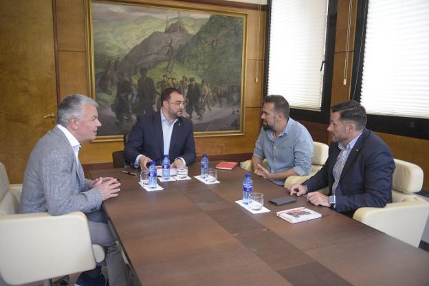 Belarmino Feito (Fade), Adrián Barbón, José Manuel Zapico (CC OO) y Javier Fernández Lanero (UGT), ayer, en su primera reunión. / HUGO ÁLVAREZ