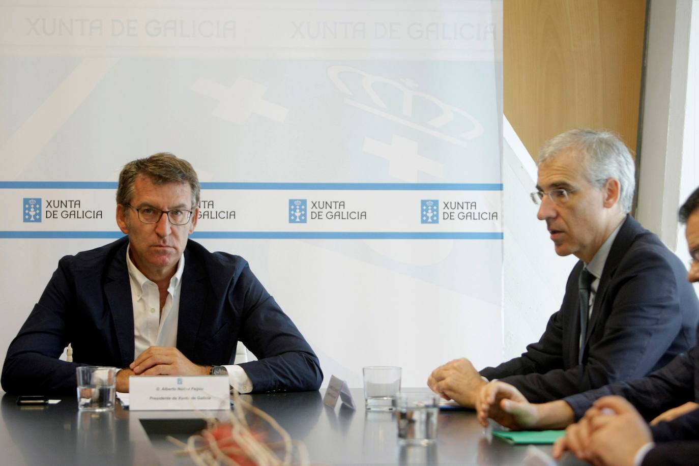 El presidente de la Xunta, Alberto Núñez Feijóo, acompañado del conselleiro de Economía, Empleo e Industria, Francisco Conde, durante la reunión que han mantenido con el comité de empresa de la planta de Alcoa de A Coruña/EFE