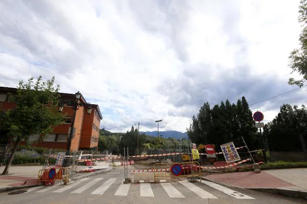 Las obras de acceso a las pistas de San Lázaro, ayer. / P. LORENZANA