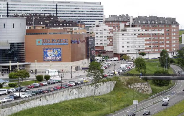 La propiedad del centro comercial Los Prados es uno de los 250 contribuyentes que paga IBI diferenciado. / M. ROJAS