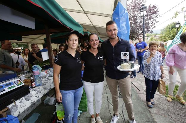 Vanessa Pumares y Andrea Fernández, de la quesería Arangas, con Iván Suárez, del Llagar de Colloto./