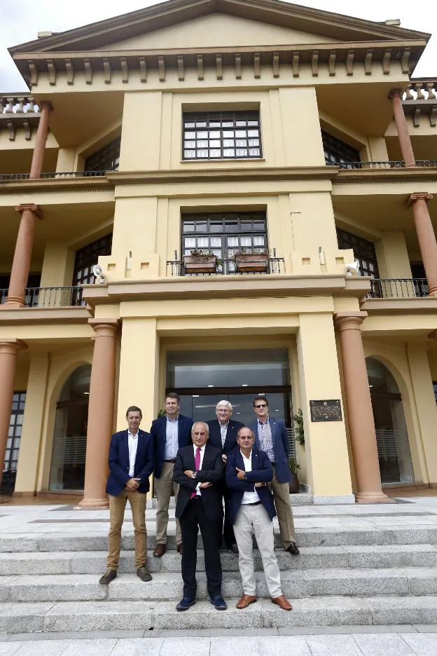 Carlos Fernández Llaneza, Rafael González, José Manuel Granda, José Fuente, Gerardo Quesada y Javier García, ayer. / PABLO LORENZANA