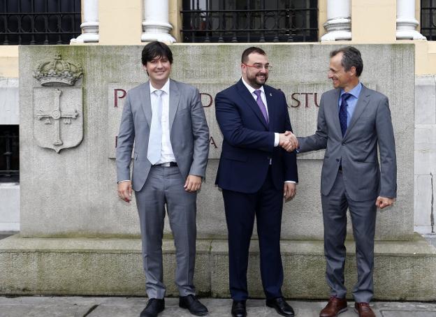 El presidente del Principado, Adrián Barbón, y Pedro Duque se estrechan la mano ante la sede de Presidencia junto al consejero de Ciencia, Innovación y Universidad, Borja Sánchez. / PABLO LORENZANA