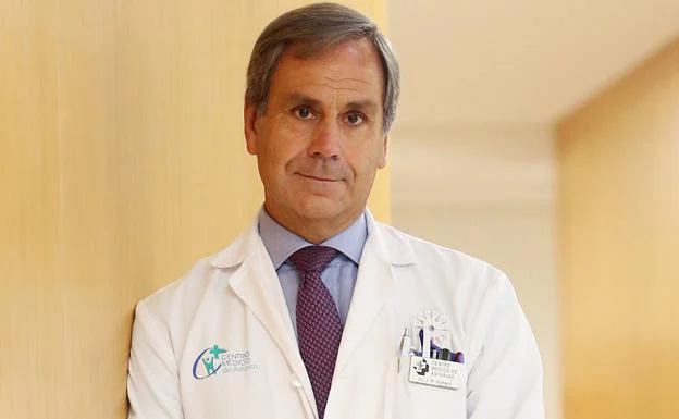 El doctor, nombrado mejor cardiólogo del año, José María Richard Rodríguez en el Centro Médico. / ALEX PIÑA