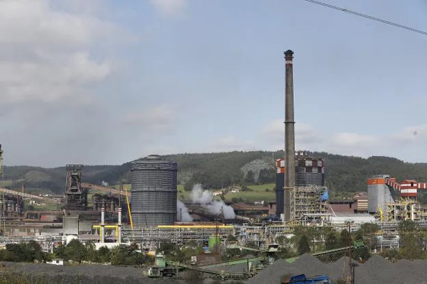 La factoría de ArcelorMittal en Gijón se verá algo menos afectada que la de Avilés en esta serie de paradas . / E. C.