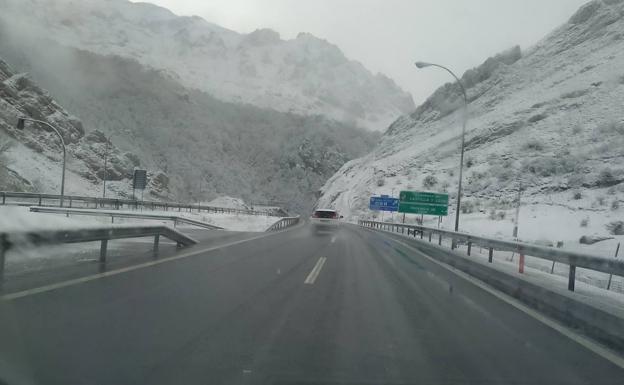 Muere un camionero en un accidente que cortó la autopista del Huerna en ambos sentidos 7 Nieve en la autopista del Huerna.