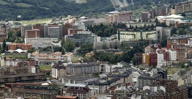 El Hospital Universitario Central de Asturias (HUCA) 'abanadonó El Cristo en el año 2014, y desde entonces la zona ha perdido muchos negocios. / MARIO ROJAS