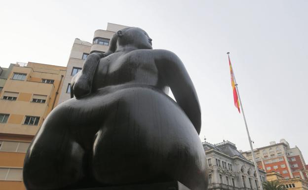 La bandera de España ya forma parte del paisaje de la ciudad. 