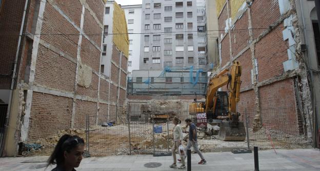 Obras para la construcción de un nuevo edificio de viviendas de lujo en la calle González del Valle. / MARIO ROJAS