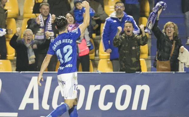 Juanjo Nieto celebra con la afición oviedista desplazada a Santo Domingo el triunfo sobre el Alcorcón. / DANI SÁNCHEZ