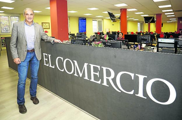 El exfutbolista Joaquín Alonso, representante institucional del Sporting, durante su visita a la redacción de EL COMERCIO./ARNALDO GARCÍA