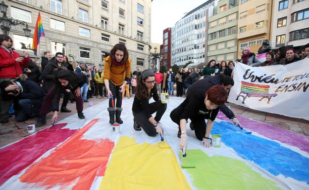 Manifestación en la plaza de La Escandalera de Oviedo pidiendo la conservación de los bancos arcoíris. /Alex Piña