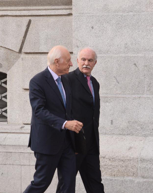 Fernando Menéndez Rexach, a la derecha, junto a su abogado, Agustín Azparren. / IÑAKI MARTÍNEZ