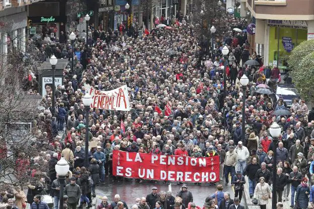 En marzo de 2018 una multitudinaria manifestación por las pensiones recorrió las calles de Gijón. / DANIEL MORA